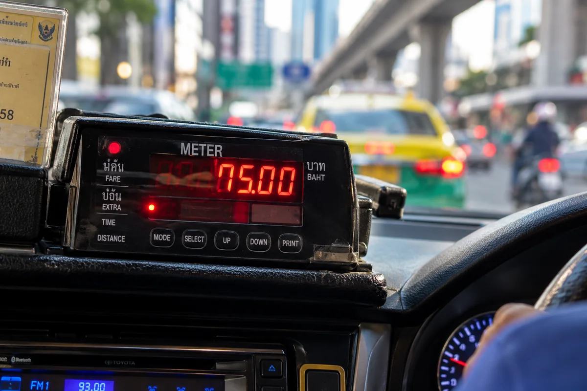 Compteur allumé dans un taxi de Bangkok, pour éviter les arnaques en Thaïlande