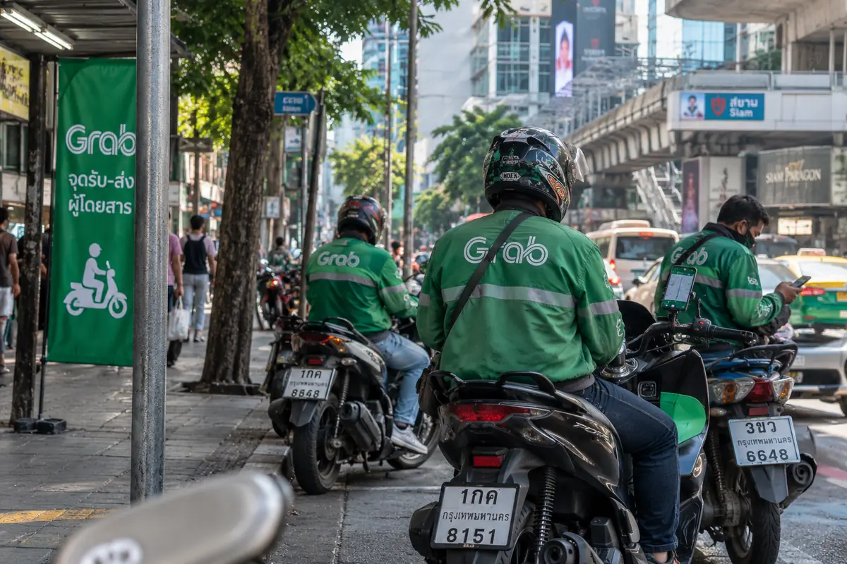 Chauffeurs de moto-taxi Grab dans une rue de Bangkok, l'une des applis Thaïlande indispensables