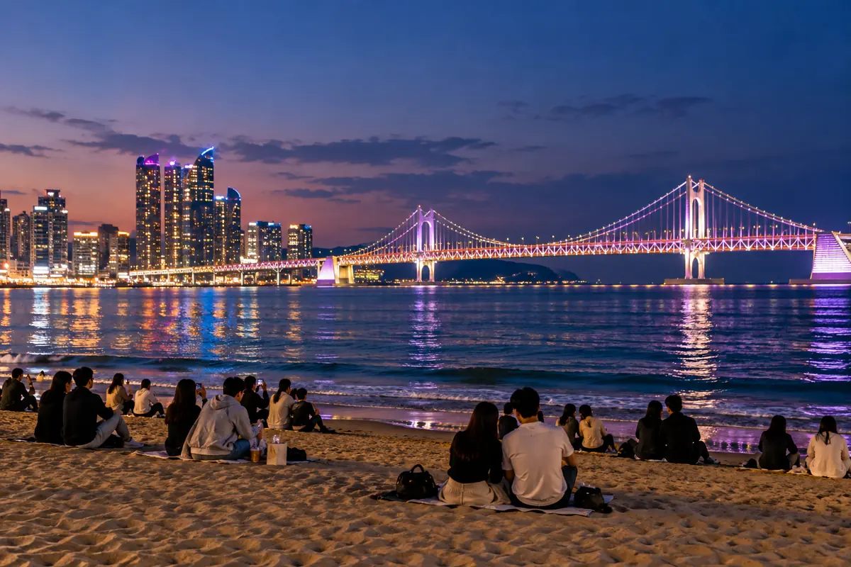Plage de Gwangalli à la tombée de la nuit avec le pont illuminé à Busan