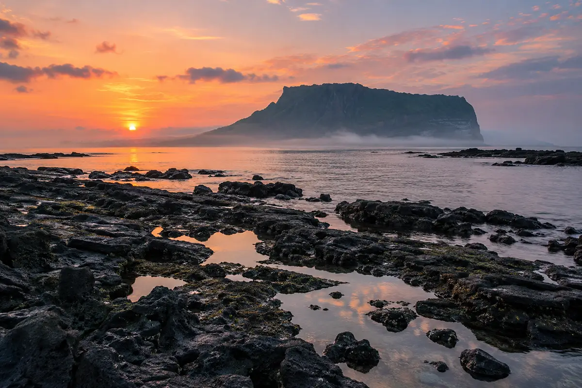 Le cratère de Seongsan Ilchulbong sur l'île de Jeju, dernière étape de l'itinéraire