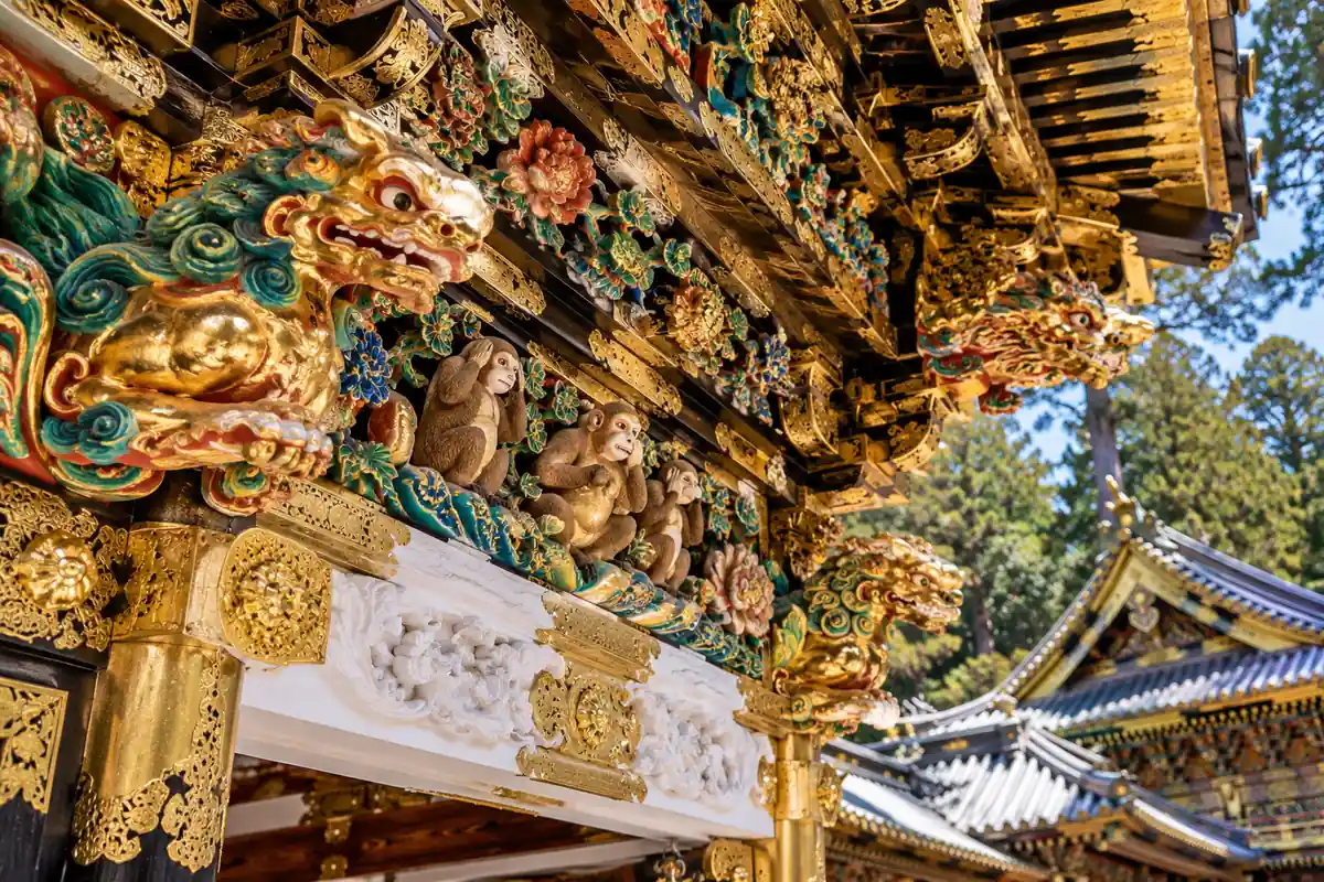 Sculptures colorées du sanctuaire Toshogu de Nikko, l'une des plus belles excursions depuis Tokyo